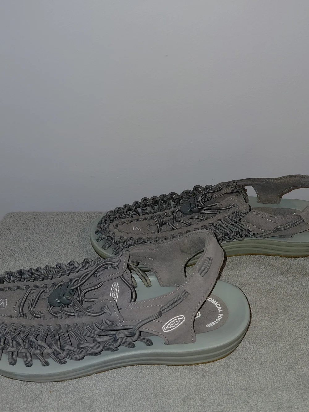 KEEN Men’s Grey Uneek Lace-Up Sandals